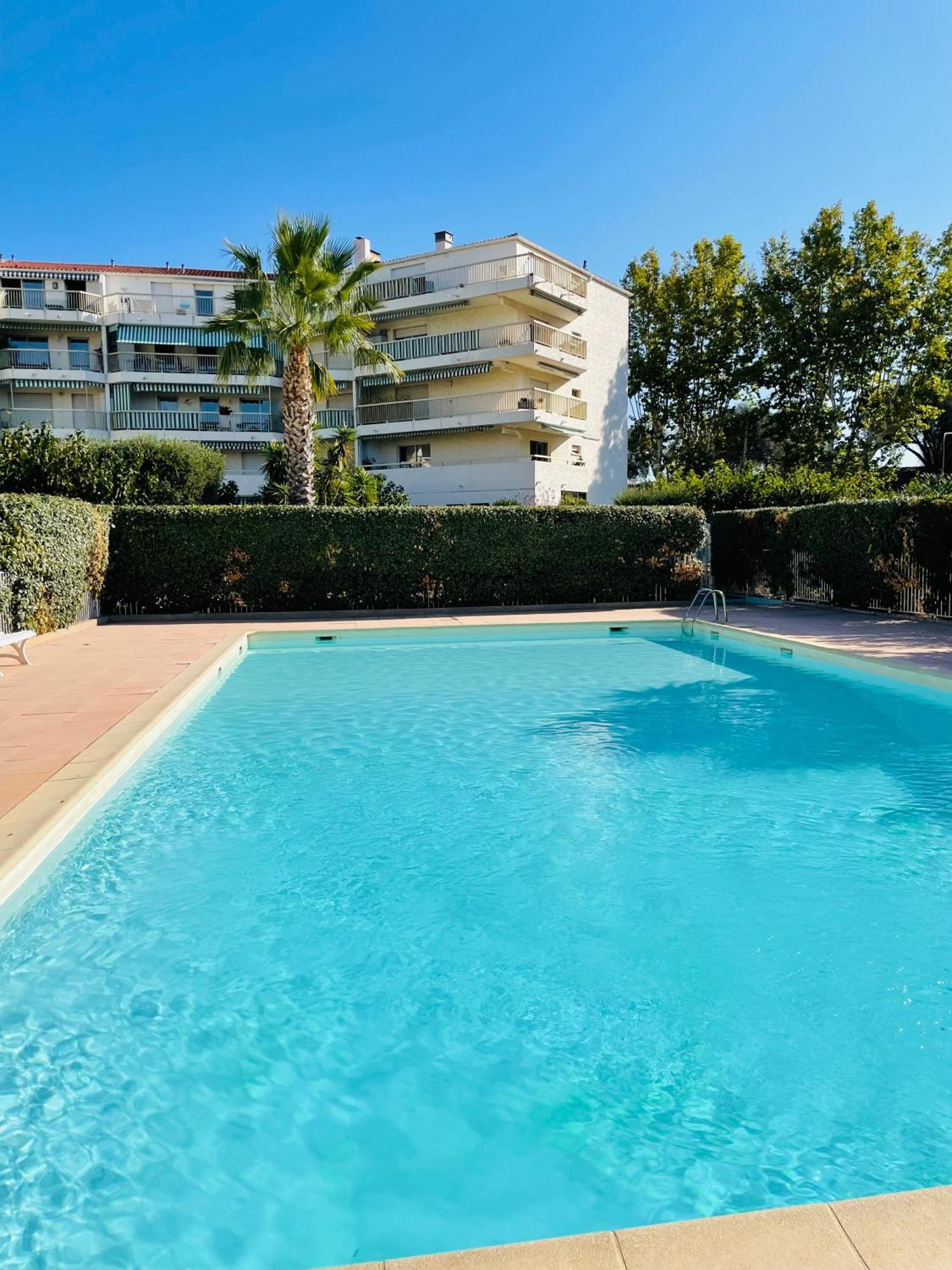 Studio De Standing Climatise, Avec Piscine, Proche De La Mer Frejus Exterior photo